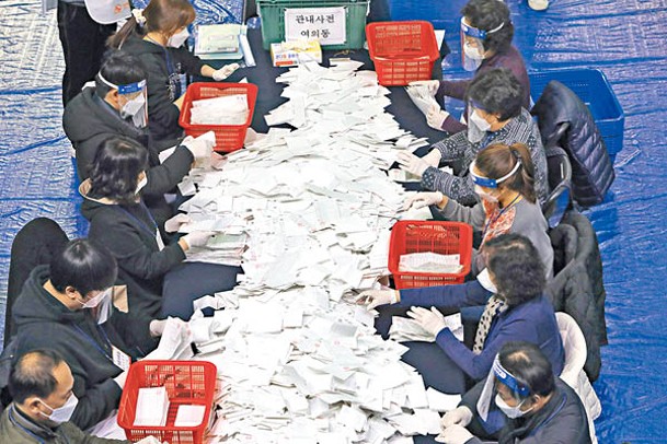 南韓總統選舉，工作人員徹夜點票。（Getty Images圖片）