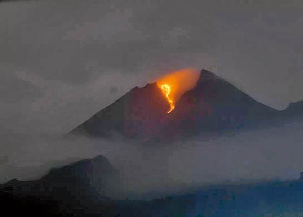 爪哇島默拉皮火山爆發。