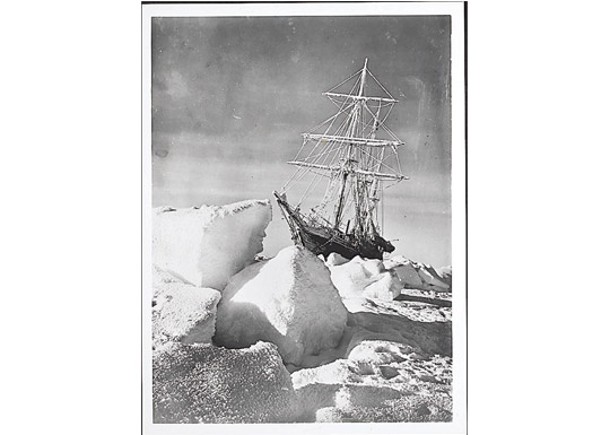 堅忍號於南極威德爾海沉沒。