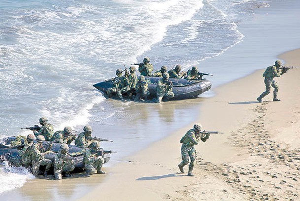 台灣：美稱台可借鏡烏克蘭抗衡大陸，圖為台灣海軍陸戰隊在一海軍基地演習。