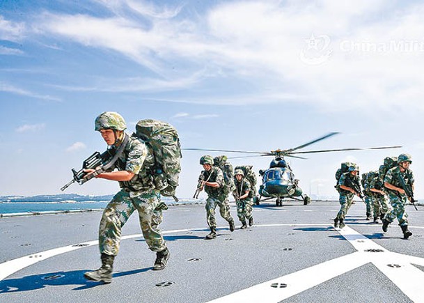 大陸：大陸斥美慫恿台獨，圖為解放軍部隊在一登陸艦上進行訓練。