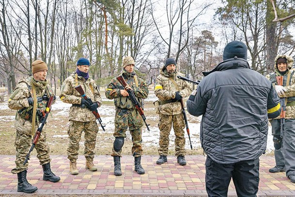 烏克蘭守護軍持械戒備。