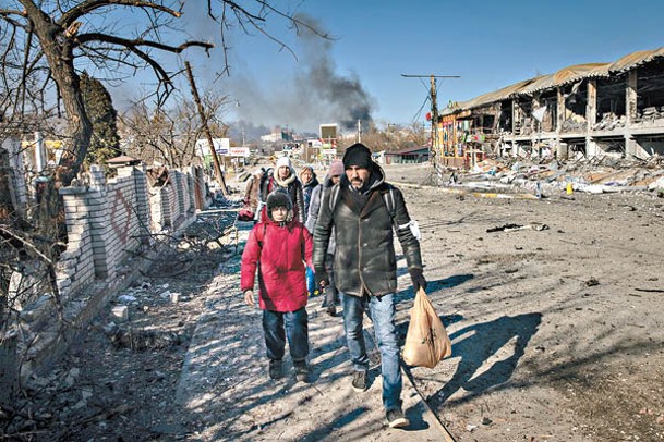 基輔西北部的民眾逃離家園。