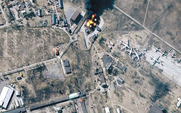 基輔有機場油庫遭擊中起火。