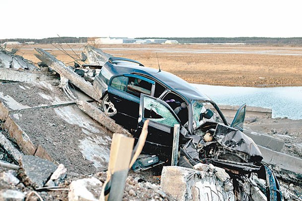 基輔有汽車在戰火中損毀。<br>  （Getty Images圖片）