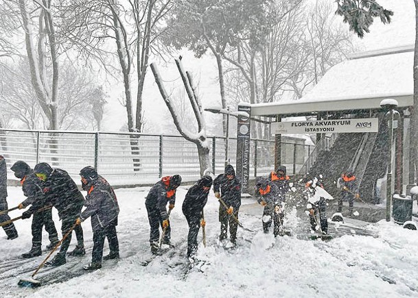 伊斯坦布爾暴雪  海陸空交通受阻