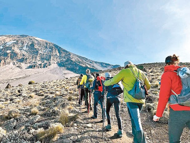 成員長途跋涉登山。