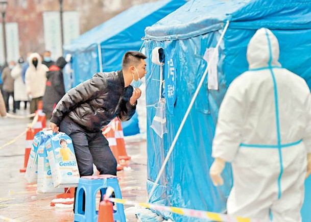 長春一名市民接受核酸檢測。