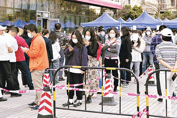 深圳市民排隊檢測。