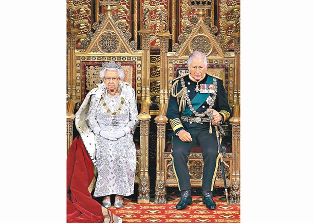 英女王（左）缺席儀式，由查理斯（右）出席。（Getty Images圖片）
