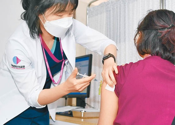 南韓疫情嚴峻，民眾接種新冠疫苗。