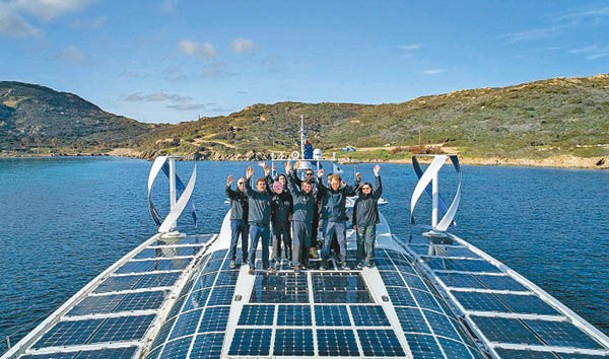 「能源監察者號」船身鋪滿太陽能板。