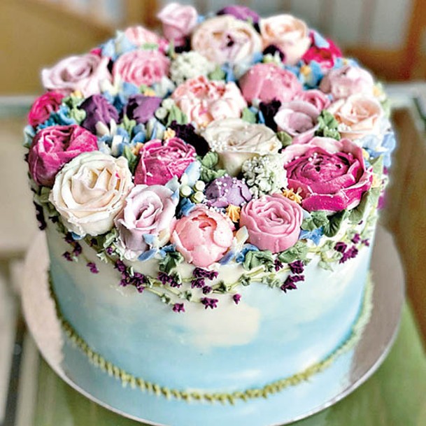 蛋糕上裝飾玫瑰等糖霜。