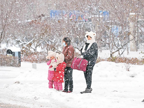 長春市民在大雪下蹣跚前行。