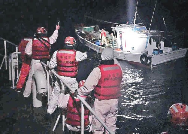 台灣澎湖海巡隊扣查大陸越界海釣船。