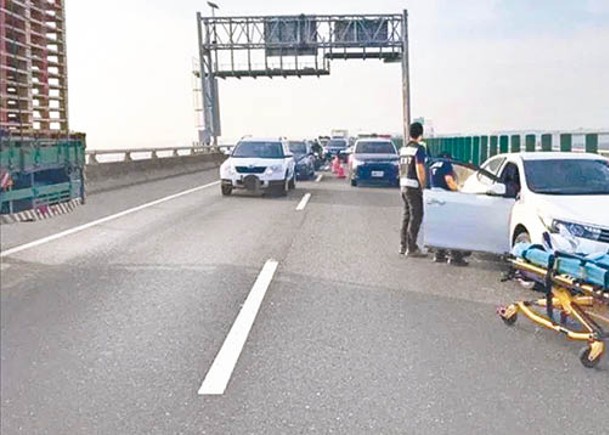 鐵片插穿擋風玻璃  砸死女司機