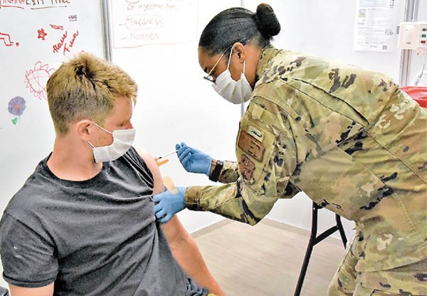 美軍士兵接種新冠疫苗。
