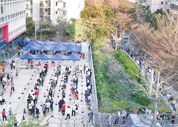 深圳市南山區市民排隊接受檢測。（中新社圖片）