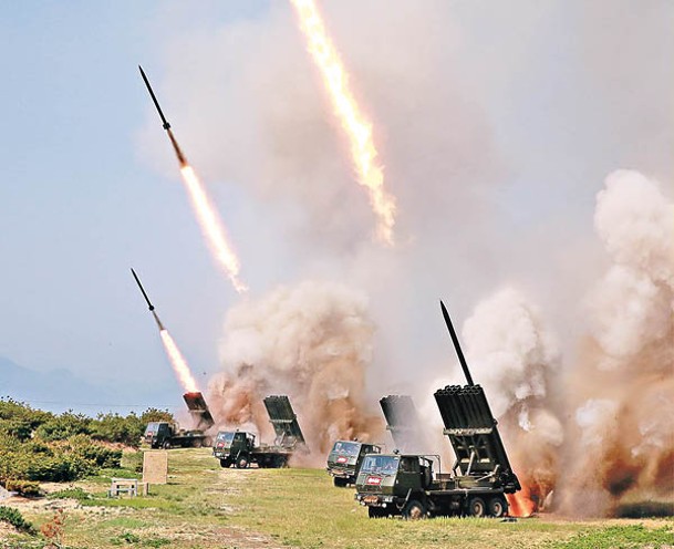 北韓過往在演習中發射火箭炮。