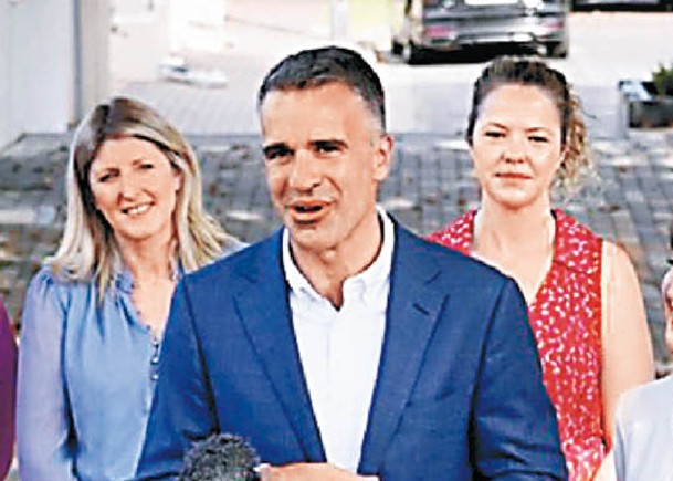馬利諾斯卡斯（中）當選南澳省省長。