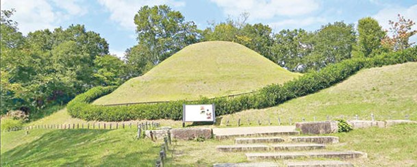 高松塚古墳建於藤原京時期。