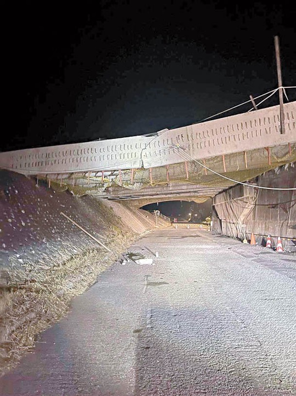 玉興橋出現斷裂受損痕迹。