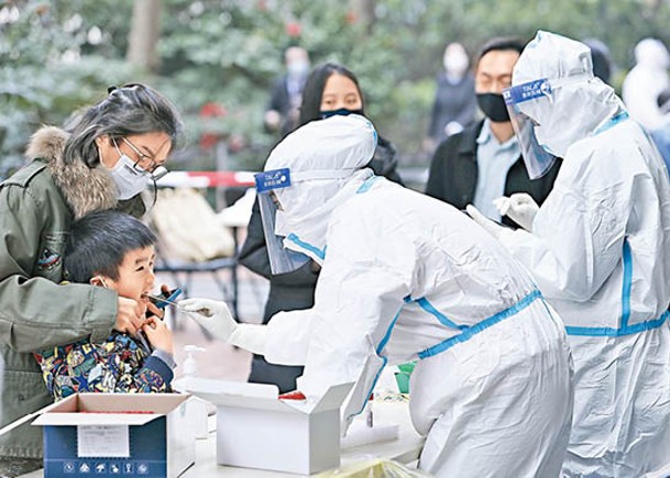 上海市對非重點區域內人員展開核酸檢測。（中新社圖片）