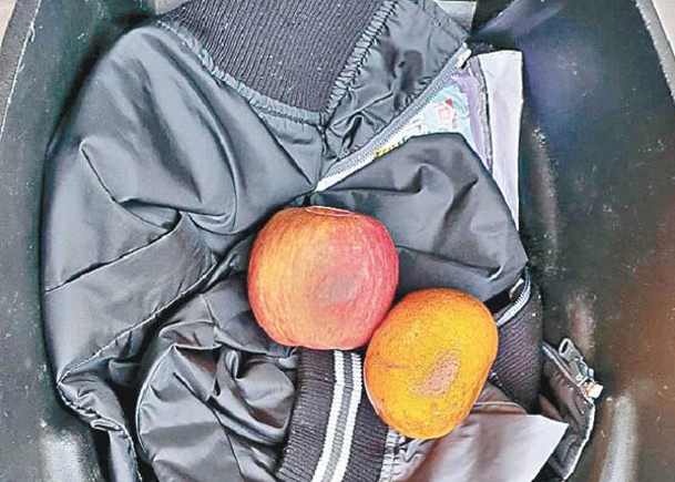 電單車車主發現車尾箱被放置水果。
