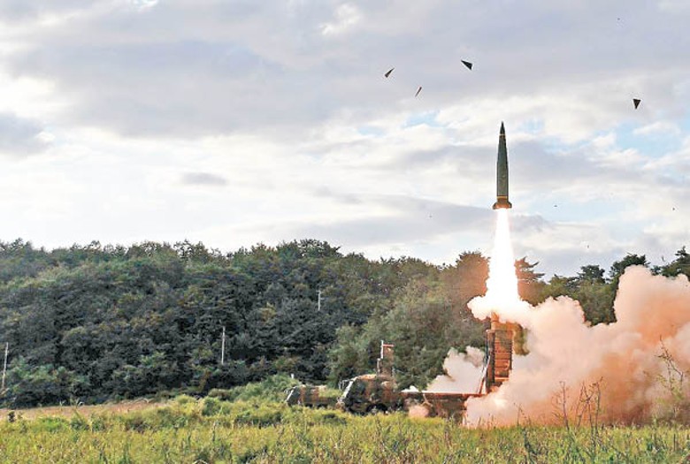 南韓發射玄武2型地對地彈道導彈。