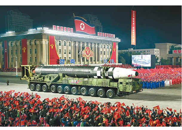 北韓2020年在閱兵展出火星17型洲際彈道導彈。