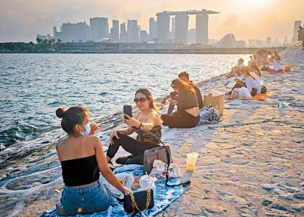 新加坡將放寬社交聚會人數上限。
