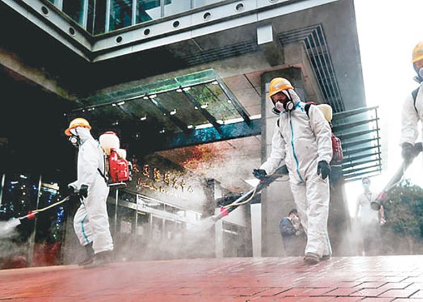 台灣的防疫人員消毒街道。