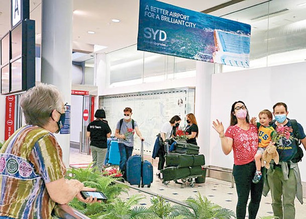 澳洲放寬入境，旅客抵達澳洲悉尼機場。