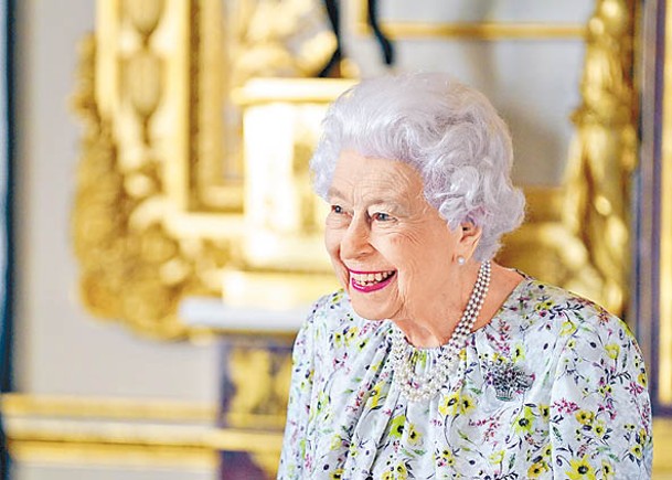 英女王在溫莎堡觀賞茶具展品。（Getty Images圖片）