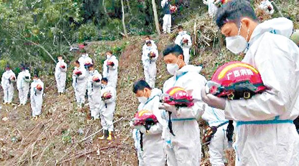 全場搜救人員哀悼死者。