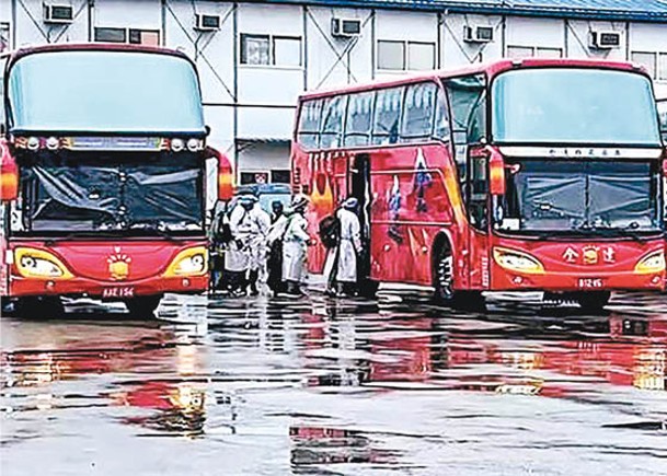 台灣桃園市有工廠員工乘巴士往醫院或集中檢疫所。