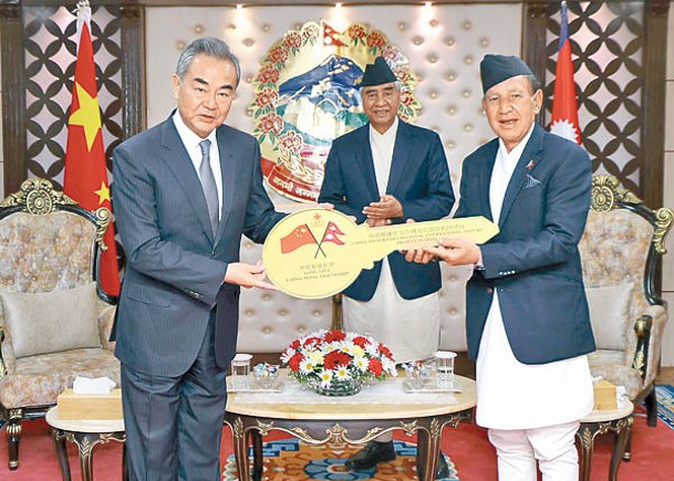 王毅訪尼泊爾  商跨境電力合作