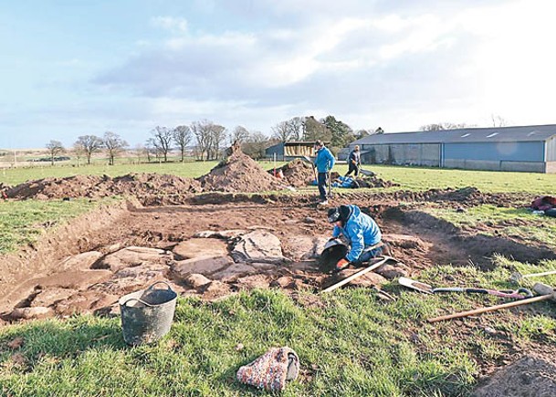 考古團隊在農田挖掘出石刻。