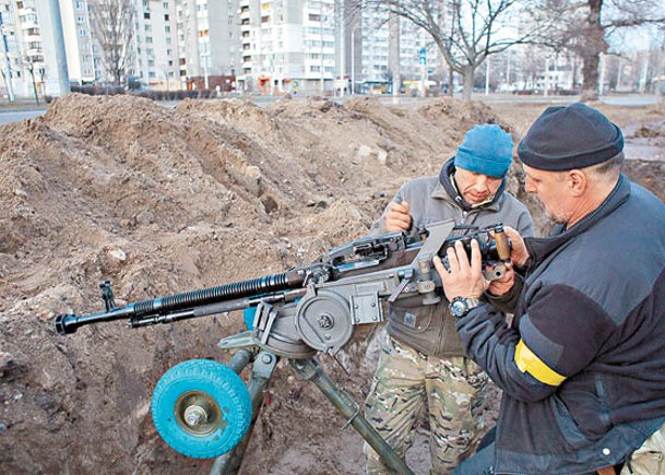 烏軍在基輔設立機槍陣地。（Getty Images圖片）