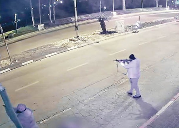 槍手在街上行兇。