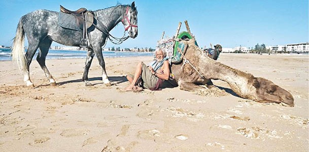 在旅途中，斯普林貝特赴摩洛哥騎駱駝。