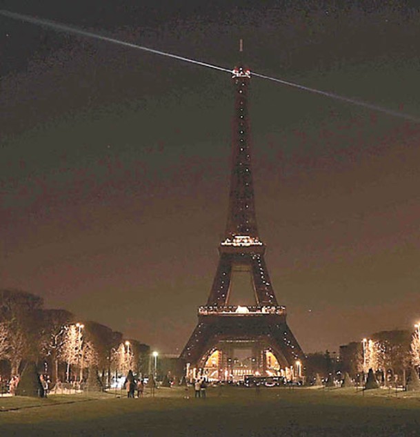 巴黎：巴黎鐵塔熄燈。
