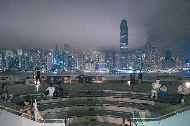 香港：香港維港兩岸亦有熄燈支持。