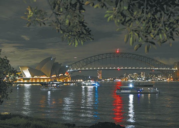 悉尼：澳洲悉尼歌劇院（左）關燈。（WWF圖片）