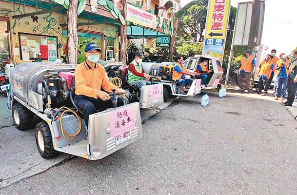 台東縣噴霧車變身防疫車，深入小巷清潔消毒。（中時電子報圖片）