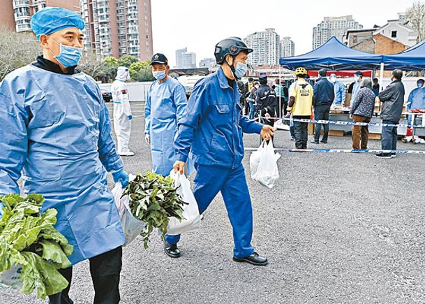 上海市開設臨時「馬路菜場」解決居民買菜難題。（中新社圖片）