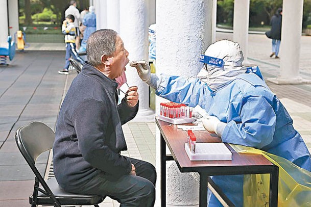 上海市長寧區居民進行核酸檢測採樣。<br>（中新社圖片）