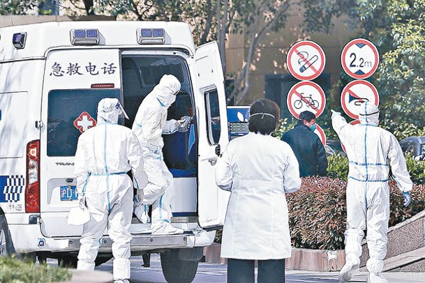 上海市同仁醫院接收社區送來的患者。<br>（中新社圖片）