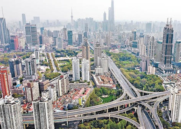 上海市浦西地區全面展開核酸篩查，路上車輛稀少。（中新社圖片）