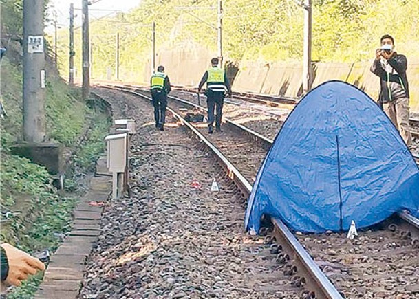 警方架起帳篷遮蓋屍塊。